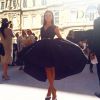 Isis Valverde assistiu ao desfile da Dior, na Semana de Moda de Paris, na França
