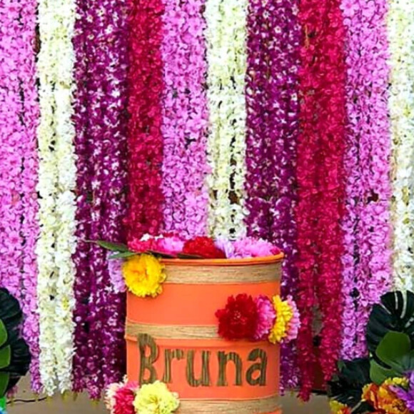 Roberta Niemeyer mostra decoração de luau minimalista em aniversário de 25 anos de Bruna Marquezine