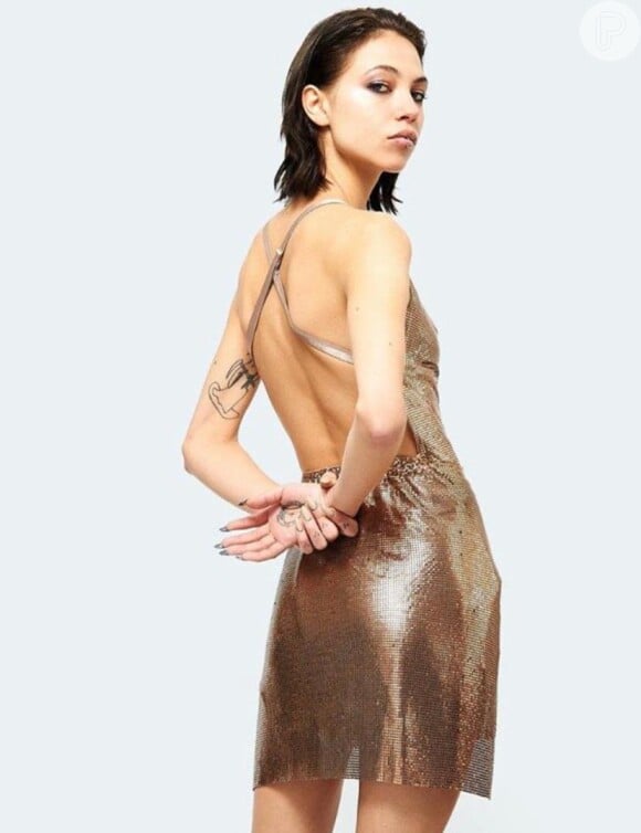 Vestido da marca Poster Girl usado por Bruna Marquezine em luau está à venda por £895.00, R$ 6,245 mil na cotação atual