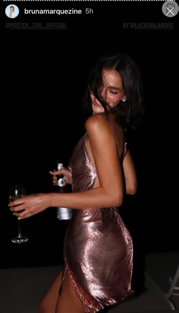 Bruna Marquezine posa sorridente e com taça de champanhe na mão ao celebrar seus 25 anos