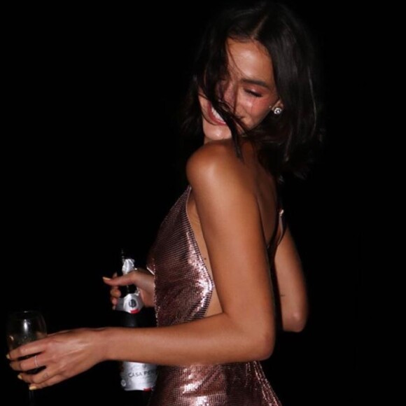 Bruna Marquezine posa sorridente e com taça de champanhe na mão ao celebrar seus 25 anos