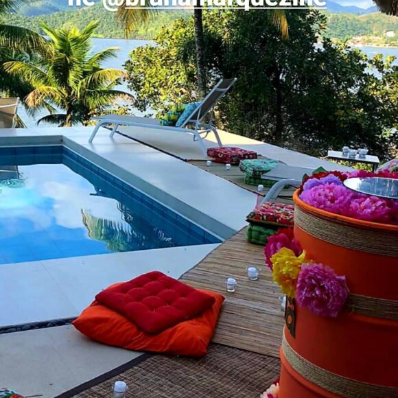 Bruna Marquezine comemorou aniversário de 25 anos em luau no meio da natureza e com vista para o mar