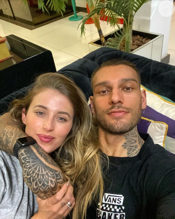 Lucas Lucco e Lorena Carvalho anunciaram noivado em agosto de 2019