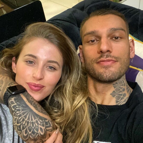 Lucas Lucco e Lorena Carvalho anunciaram noivado em agosto de 2019