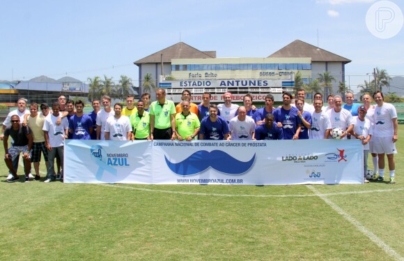 O projeto 'Novembro Azul' organizou uma partida de futebol par dar início à campanha de conscientização do câncer de próstata