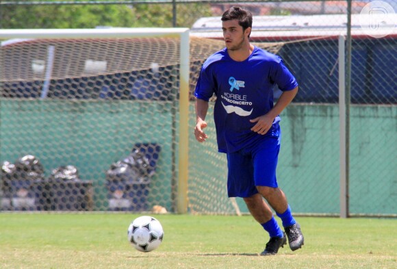 Felipe Simas, vilão de 'Malhação Sonhos', mostrou suas habilidades com a bola em uma partida de futebol