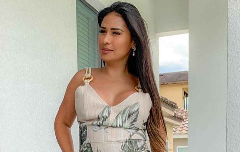 Gravidez de Simone de biquíni, cantora mostra barriga da 2ª gestação