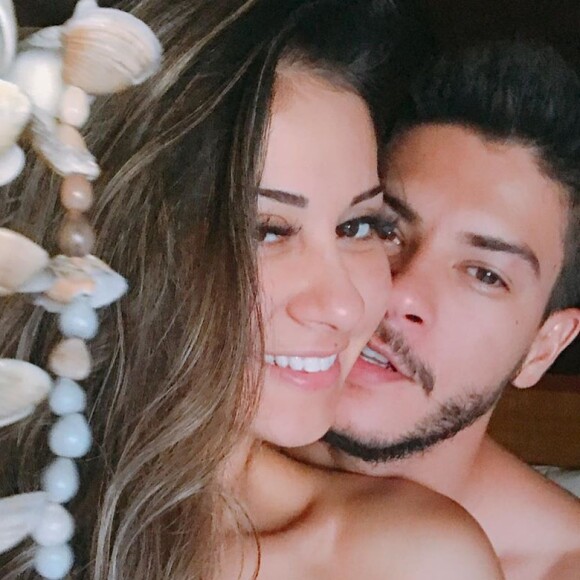 Mayra Cardi afasta alienação parental na relação da filha com ex: 'O Arthur não deixou de ser pai da Sophia só porque foi um péssimo marido'