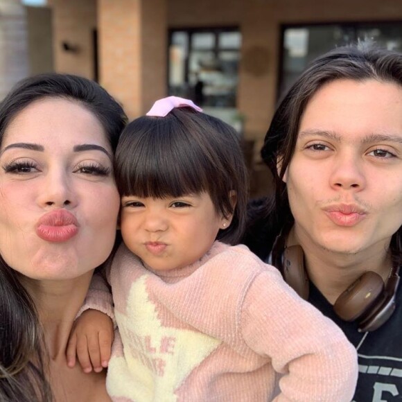 Mayra Cardi parabenizou Arthur Aguiar pelo Dia dos Pais com foto ao lado dos filhos