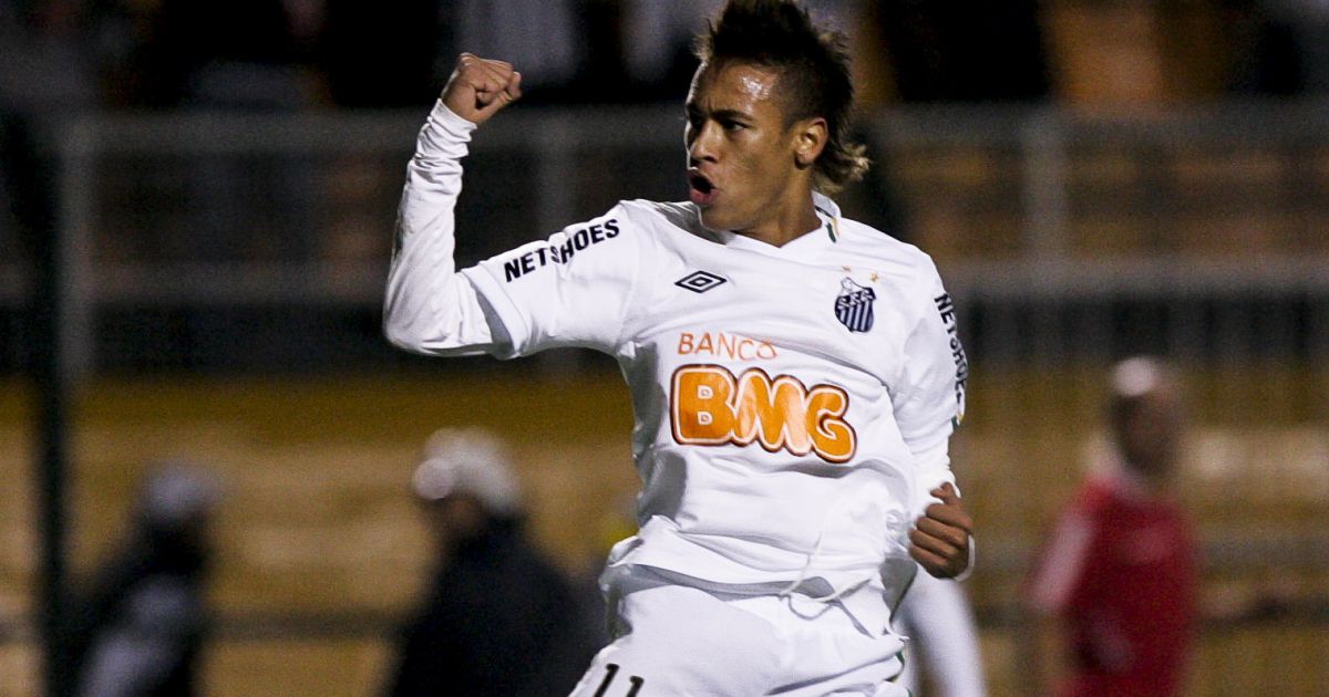 Neymar faz moicano após campanha dos fãs para usar cabelo do início da carreira pelo Santos