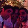 Marcelo Adnet faz selfie com convidados na festa de casamento de Fernando Caruso