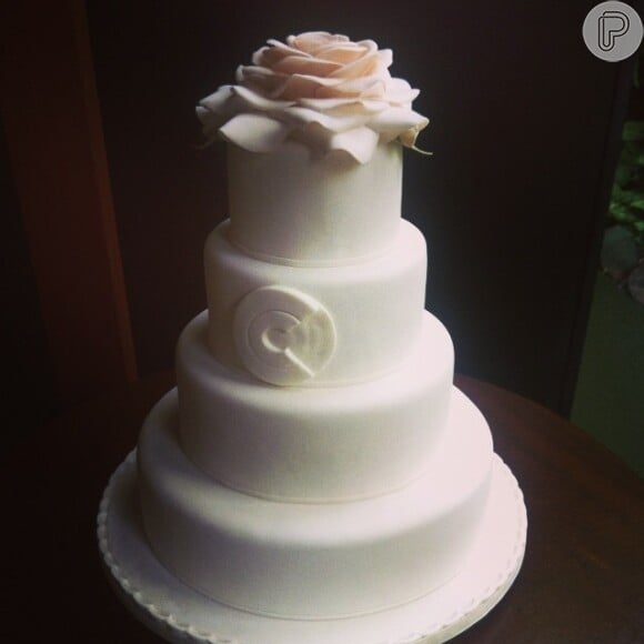 O bolo de casamento de Fernando Caruso e Mariana Cabral foi bem simples e na cor branca