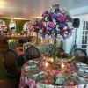 A festa de casamento de Fernando Caruso e Mariana Cabral foi decorada com toalhas de mesas floridas e arranjos de flores luxuosos