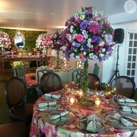 A festa de casamento de Fernando Caruso e Mariana Cabral foi decorada com toalhas de mesas floridas e arranjos de flores luxuosos