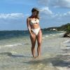 Thyane Dantas usa biquíni cavado e valoriza corpo em look moda praia