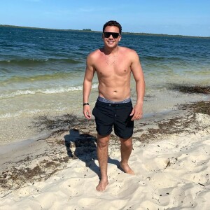 Wesley Safadão exibe barriga definida em foto sem camisa