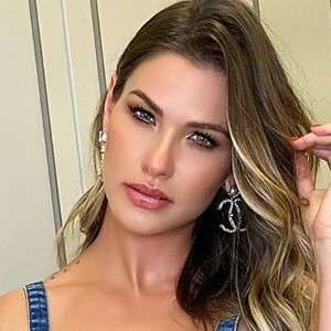 Andressa Suita se arrumou para assistir de casa a live do marido, Gusttavo Lima