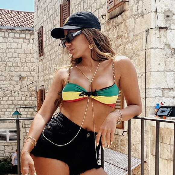 De biquíni, Anitta cozinha com suposto affair, Lucas Omulek, em viagem. Veja vídeo postado nesta segunda-feira, dia 17 de agosto de 2020