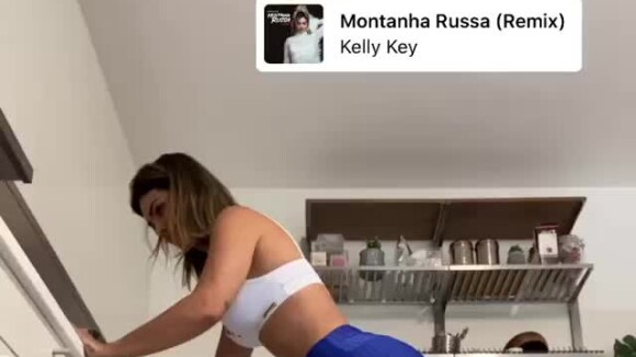 Kelly Key faz levantamento de perna com joelho flexionado. Vídeo!