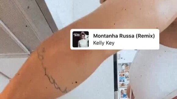 Kelly Key faz levantamento com perna esticada. Vídeo!