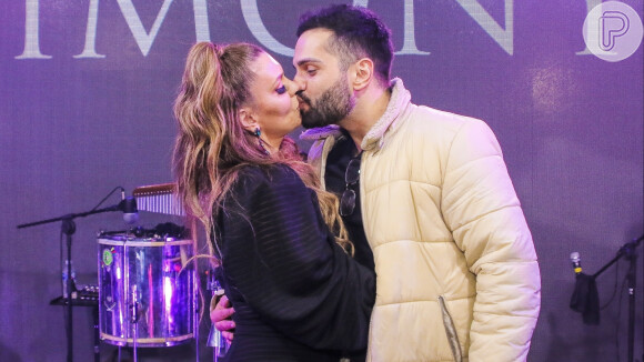Simony troca beijos e carinhos com o namorado, o sertanejo Felipe Rodriguez, em sua 3ª live show