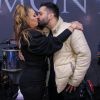 Simony troca beijos e carinhos com o namorado, o sertanejo Felipe Rodriguez, em sua 3ª live show, em São Paulo, na noite desta quarta-feira, 19 de agosto de 2020