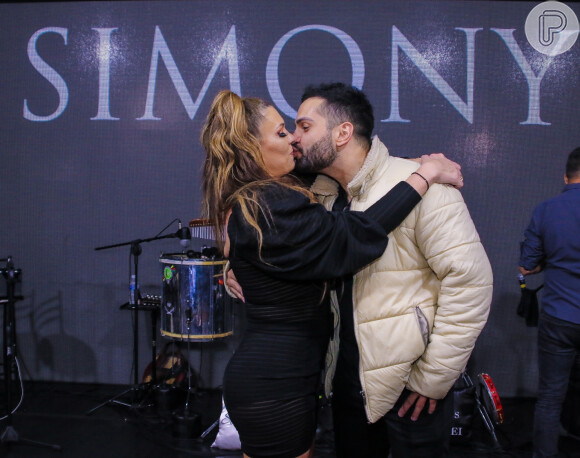 Simony troca beijos e carinhos com o namorado, o sertanejo Felipe Rodriguez, em sua 3ª live show, em São Paulo, na noite desta quarta-feira, 19 de agosto de 2020