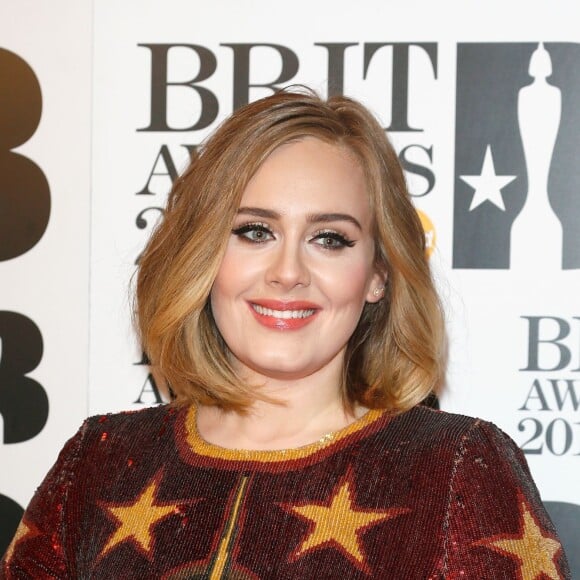 Adele e Brad Pitt juntos? Site aponta fake news em suposto affair. Entenda!