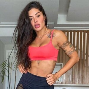 Aline Riscado conta que ganhou 6 kg na quarentena