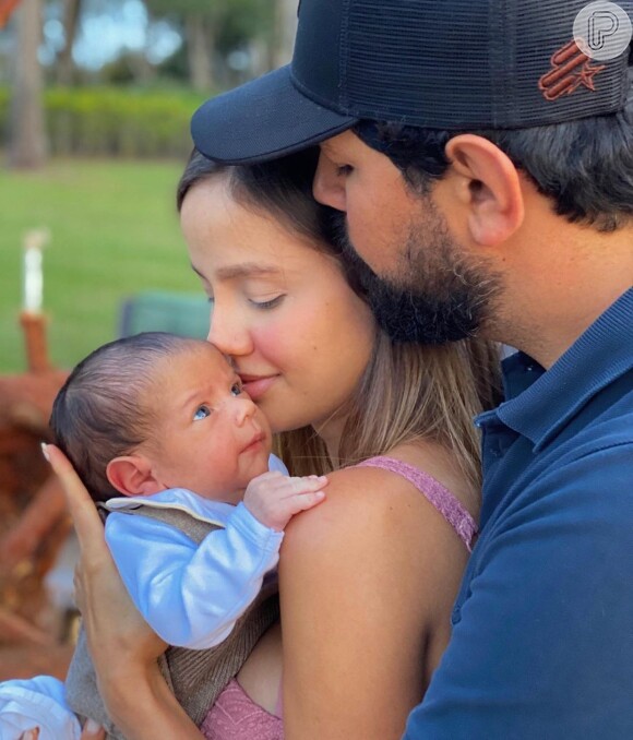Filho de Sorocaba usa look de pelúcia em foto com os pais