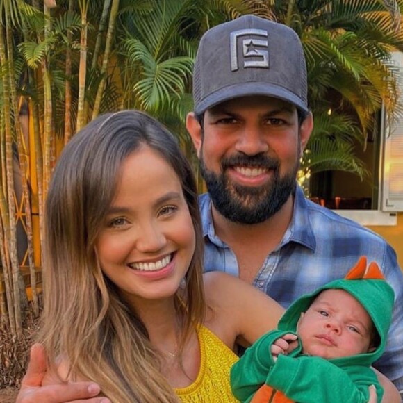 Biah Rodrigues abraça Sorocaba em foto com filho
