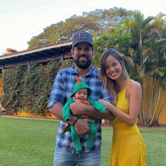 Look de filho de Sorocaba chama atenção em foto com cantor e modelo