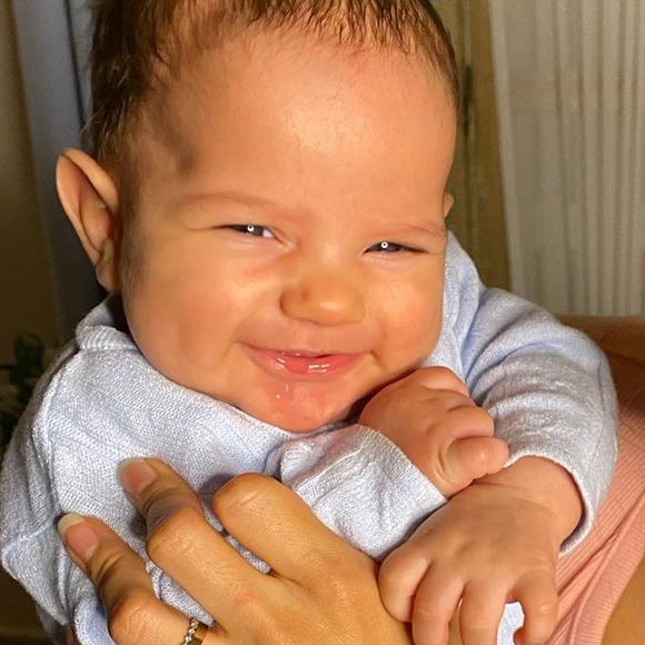 Filho de Sorocaba sorri em foto com Biah Rodrigues e cantor