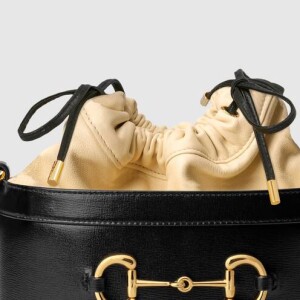 Marina Ruy Barbosa usa bucket bag com detalhe dourado de R$ 11,8 mil