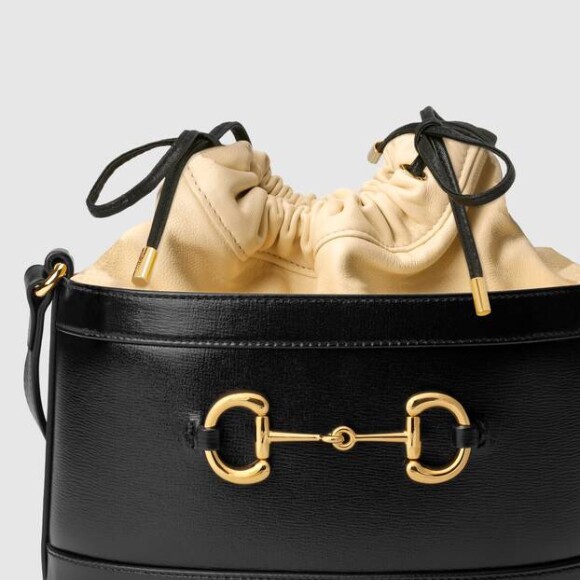 Marina Ruy Barbosa usa bucket bag com detalhe dourado de R$ 11,8 mil