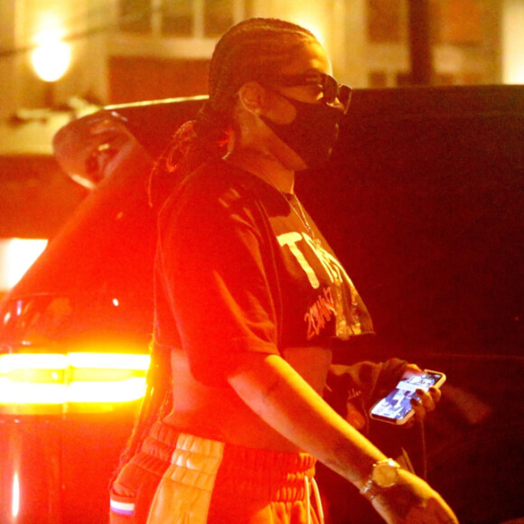 Ludmilla mostra barriga chapada após lipo