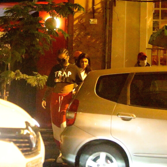 Ludmilla e Brunna Gonçalves se divertem em restaurante no Rio