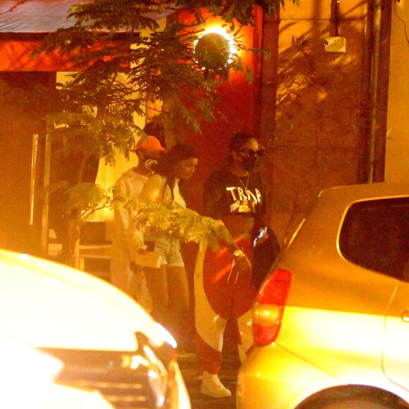 Ludmilla exibe barriga seca em passeio com Brunna Gonçalves