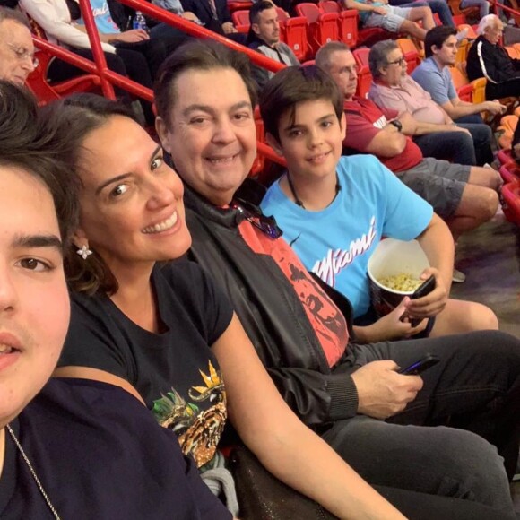 Faustão e Luciana Cardoso com os filhos