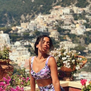 Anitta apostou em look Dolce & Gabbana por toda a viagem pela Itália