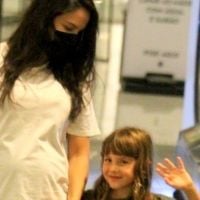 Grávida, Kyra Gracie se diverte após filha acenar para fotógrafo em passeio