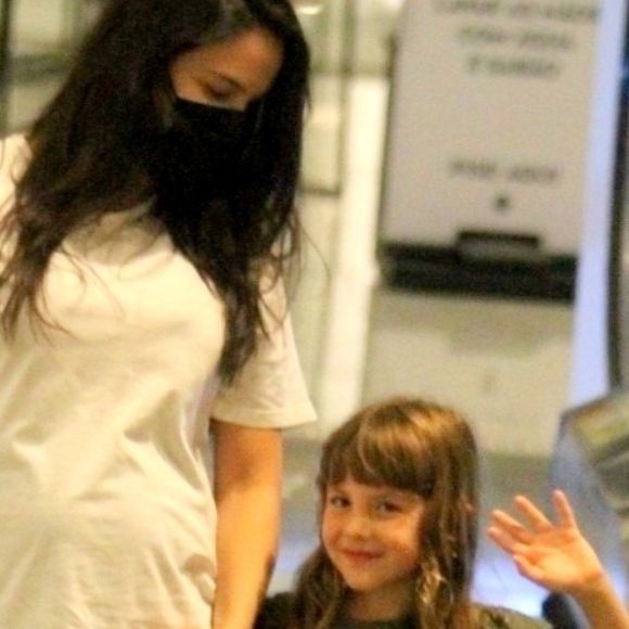 Na 3ª gravidez, Kyra Gracie teve noite de compras com a família e a filha mais velha, Ayra, de 5 anos, roubou a cena ao acenar para o fotógrafo