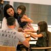 Malvino Salvador e a mulher, Kyra Gracie, jantaram em shopping do Rio de Janeiro com as filhas, Kyara e Ayra, nesta segunda-feira, 24 de agosto de 2020