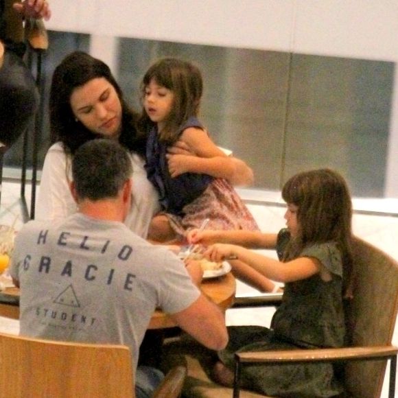 Malvino Salvador e a mulher, Kyra Gracie, jantaram em shopping do Rio de Janeiro com as filhas, Kyara e Ayra, nesta segunda-feira, 24 de agosto de 2020