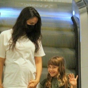 Filha mais velha de Malvino Salvador e Kyra Gracie, grávida pela 3ª vez, roubou a cena ao acenar para fotógrafo durante passeio com os pais