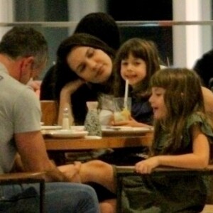 Filha mais nova de Malvino Salvador e Kyra Gracie ganhou colo da mãe durante jantar com os pais e a irmã