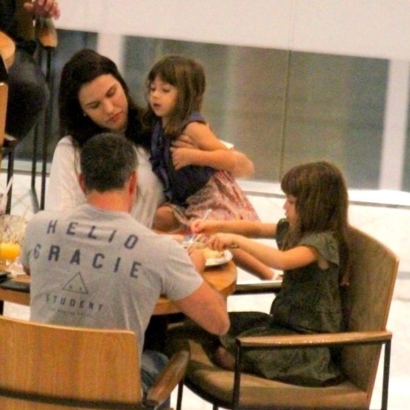 Malvino Salvador e Kyra Gracie fizeram passeio em família nesta segunda-feira, 24 de agosto de 2020