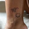 Anitta faz duas tatuagens ao mesmo tempo em cada lado do calcanhar