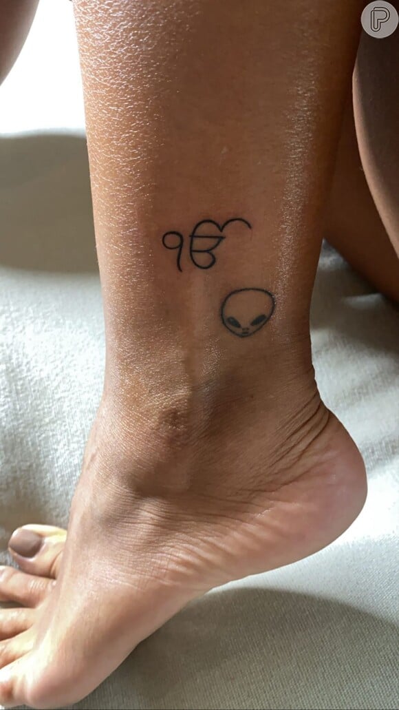 Anitta faz duas tatuagens ao mesmo tempo em cada lado do calcanhar