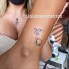 Anitta exibe resultado de tatuagem feita no calcanhar